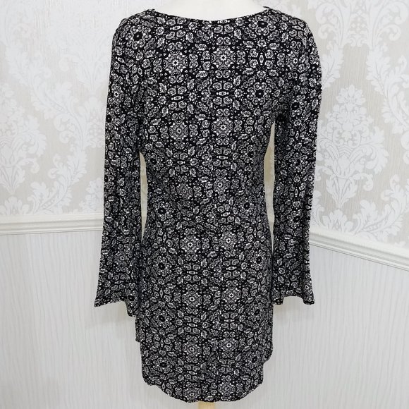 NWT Charlotte Russe Black White Floral Tie Front Long Flare Sleeve Dress XS - Picture 4 of 4